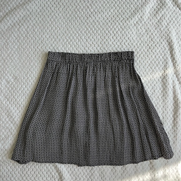 Brandy Melville - high waisted, floral, mini skirt - Picture 2 of 5